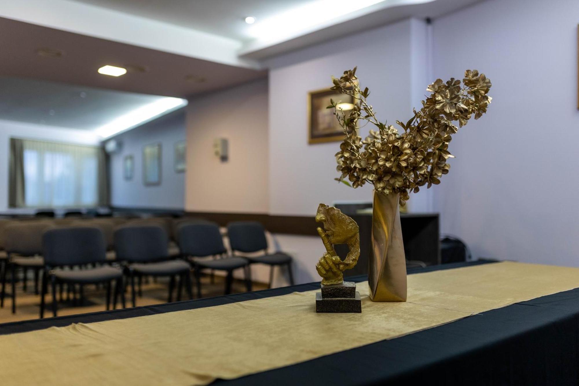Art Hotel Славонський Брод Екстер'єр фото